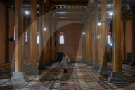 NEWS - Indien: Muslime beten in Moschee in Srinagar im Kaschmir
