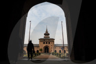 NEWS - Indien: Muslime beten in Moschee in Srinagar im Kaschmir