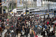 NEWS - Frankreich Streike: Reisende warten auf Züge im Gare de Lyon in Paris