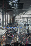NEWS - Frankreich Streike: Reisende warten auf Züge im Gare de Lyon in Paris