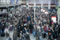 NEWS - Frankreich Streike: Reisende warten auf Züge im Gare de Lyon in Paris
