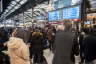 NEWS - Frankreich Streike: Reisende warten auf Züge im Gare de Lyon in Paris
