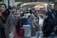 NEWS - Frankreich Streike: Reisende warten auf Züge im Gare de Lyon in Paris