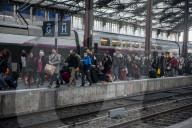 NEWS - Frankreich Streike: Reisende warten auf Züge im Gare de Lyon in Paris