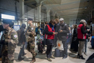 NEWS - Frankreich Streike: Reisende warten auf Züge im Gare de Lyon in Paris