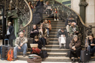 NEWS - Frankreich Streike: Reisende warten auf Züge im Gare de Lyon in Paris