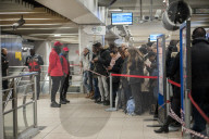 NEWS - Frankreich Streike: Reisende warten auf Züge im Gare de Lyon in Paris