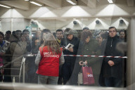 NEWS - Frankreich Streike: Reisende warten auf Züge im Gare de Lyon in Paris