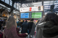 NEWS - Frankreich Streike: Reisende warten auf Züge im Gare de Lyon in Paris