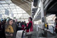 NEWS - Frankreich Streike: Reisende warten auf Züge im Gare de Lyon in Paris