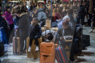 NEWS - Frankreich Streike: Reisende warten auf Züge im Gare de Lyon in Paris
