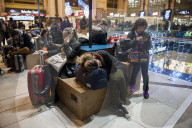 NEWS - Frankreich Streike: Reisende warten auf Züge im Gare de Lyon in Paris