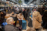 NEWS - Frankreich Streike: Reisende warten auf Züge im Gare de Lyon in Paris