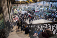 NEWS - Frankreich Streike: Reisende warten auf Züge im Gare de Lyon in Paris
