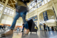 NEWS - Frankreich Streik: Reisende im Bahnhof von Rouen
