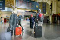 NEWS - Frankreich Streik: Reisende im Bahnhof von Rouen