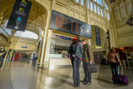 NEWS - Frankreich Streik: Reisende im Bahnhof von Rouen