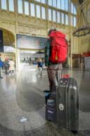 NEWS - Frankreich Streik: Reisende im Bahnhof von Rouen
