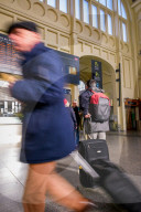 NEWS - Frankreich Streik: Reisende im Bahnhof von Rouen