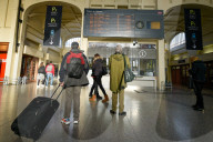 NEWS - Frankreich Streik: Reisende im Bahnhof von Rouen