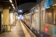 NEWS - Frankreich Streik: Reisende im Bahnhof von Rouen