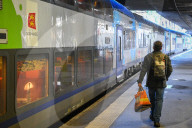 NEWS - Frankreich Streik: Reisende im Bahnhof von Rouen