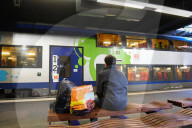 NEWS - Frankreich Streik: Reisende im Bahnhof von Rouen