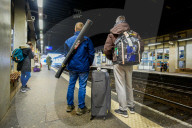 NEWS - Frankreich Streik: Reisende im Bahnhof von Rouen