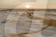 FEATURE - Kamele im Schnee in der Wüste bei Bayan Nur in der Mongolei