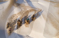 FEATURE - Kamele im Schnee in der Wüste bei Bayan Nur in der Mongolei