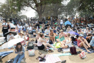 NEWS - Warten aufs Silvesterfeuerwek in Sydney