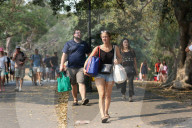 NEWS - Warten aufs Silvesterfeuerwek in Sydney
