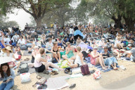 NEWS - Warten aufs Silvesterfeuerwek in Sydney