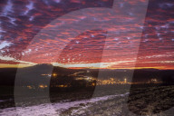 FEATURE - Farbintensiver Sonnenuntergang zu Jahresende im Erzgebirge