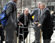 PEOPLE - Harvey Weinstein erscheint mit Gehhilfe zum Prozess in NYC