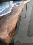 FEATURE - Ferienfeeling: Holztisch mit Brandung