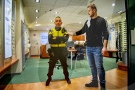 FEATURE -  Pappkamerad: In Schiedam stehen Abbilder des Gemeindepolizisten Alex Glijn zur Abschreckung in Geschäften