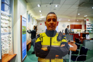 FEATURE -  Pappkamerad: In Schiedam stehen Abbilder des Gemeindepolizisten Alex Glijn zur Abschreckung in Geschäften