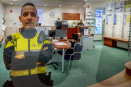 FEATURE -  Pappkamerad: In Schiedam stehen Abbilder des Gemeindepolizisten Alex Glijn zur Abschreckung in Geschäften