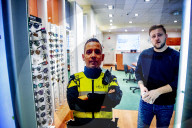 FEATURE -  Pappkamerad: In Schiedam stehen Abbilder des Gemeindepolizisten Alex Glijn zur Abschreckung in Geschäften