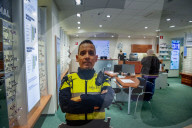FEATURE -  Pappkamerad: In Schiedam stehen Abbilder des Gemeindepolizisten Alex Glijn zur Abschreckung in Geschäften