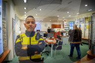FEATURE -  Pappkamerad: In Schiedam stehen Abbilder des Gemeindepolizisten Alex Glijn zur Abschreckung in Geschäften