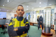 FEATURE -  Pappkamerad: In Schiedam stehen Abbilder des Gemeindepolizisten Alex Glijn zur Abschreckung in Geschäften