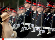 ROYALS - Die Queen mit Prinz Harry und Meghan (Archiv)