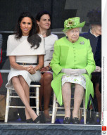 ROYALS - Die Queen mit Prinz Harry und Meghan (Archiv)