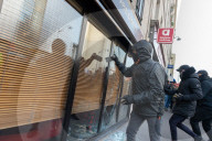 NEWS - Paris: Zerstörung von Schaufenstern in der Rue de Lyon in Paris