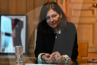 NEWS - Pariser Bürgermeisterin Anne Hildago posiert in ihrem Büro