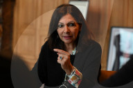 NEWS - Pariser Bürgermeisterin Anne Hildago posiert in ihrem Büro