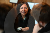 NEWS - Pariser Bürgermeisterin Anne Hildago posiert in ihrem Büro