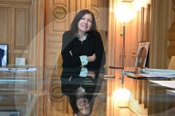 NEWS - Pariser Bürgermeisterin Anne Hildago posiert in ihrem Büro